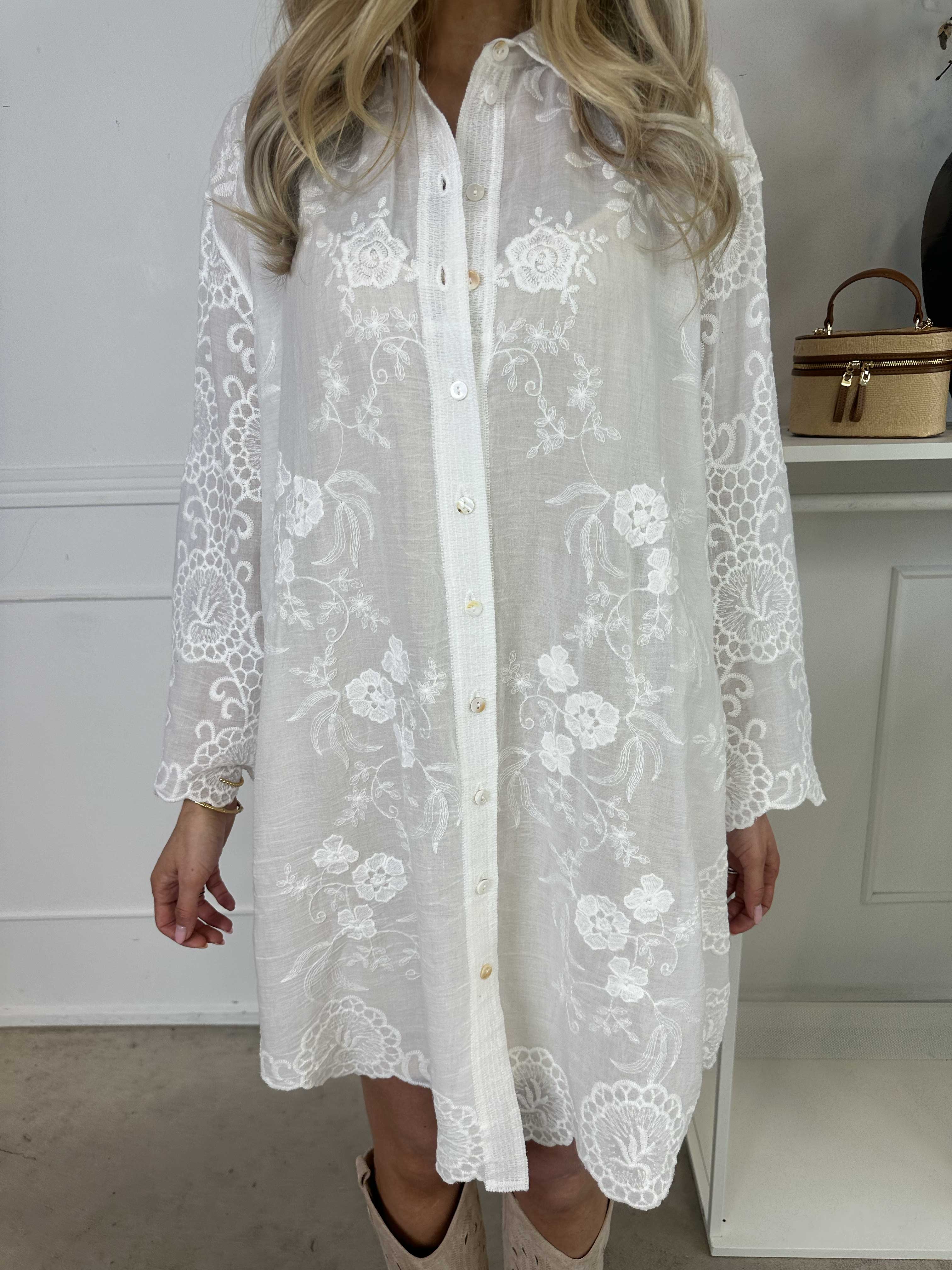 Cynthia - Sød skjorte i bomuld med fine broderinger